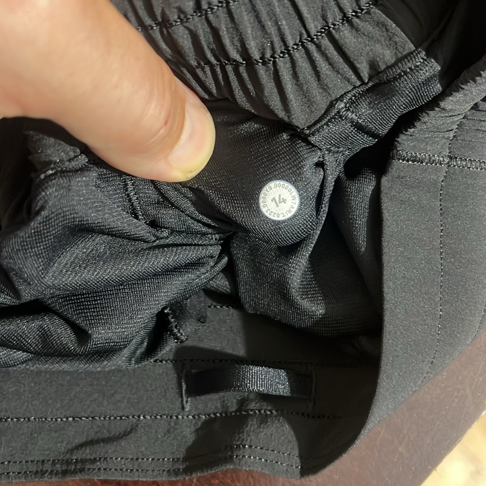 Lululemon Curvy Fit Hotty Hot Shorts High-Rise Long in Black, size 14 - Picture 10 of 16